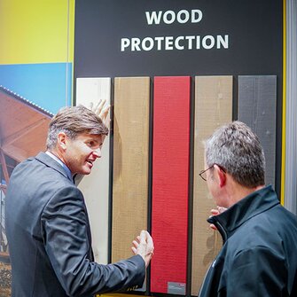 Verkaufsleiter Richard Mölk erklärt die Stärken des Holzschutz-Sortiments von ADLER. (Fotohinweis: ADLER)