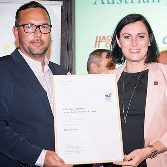 Als Vertreter der ADLER-Werk Lackfabrik nahm Hannes Obermair die Auszeichnung von Bundesministerin Elisabeth Köstinger entgegen.