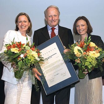 Günther Berghofer mit seinen Töchtern Claudia (li.) und Andrea (re.) bei der Ehrung von ADLER als bester Familienbetrieb Tirols 2004.