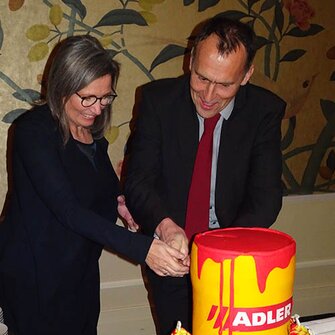 ADLER Geschäftsführerin Andrea Berghofer schnitt gemeinsam mit ADLER-Česko-Geschäftsführer Jan Bauchner die gelbe ADLER-Dosen-Torte an.