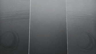 Die letzten Gebrauchsspuren verschwinden über Nacht durch die innovative Selbstregeneration von Bluefin Pigmosoft (Mitte), während vergleichbare Möbellacke (li. und re.) nach wie vor aufglänzen.  | © ADLER