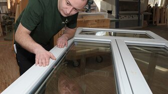 Schreiner Franz Schnaubelt machte bei der Sanierung eines denkmalgeschützten Rathauses rundum positive Erfahrungen mit Aquawood InterCare SH®. (Fotohinweis: Schreinerei Schnaubelt)