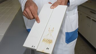 Der Vergleich zeigt den Unterschied: Bei einer konventionellen Beschichtung (re.) führen Kratzer zu massiven Folgeschäden, während Aquawood InterCare SH® (li.) die Oberfläche nachhaltig schützt. (Fotohinweis: ADLER)