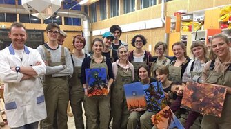 Den jungen Mädchen und Burschen der HTL Mödling steht die Freude über den Besuch von Mario Menghin (li.) und die selbst angefertigten Lackkunstwerke ins Gesicht geschrieben.