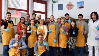 Daumen hoch! Sogar Besucher aus der fernen Ukraine durfte Claudia M. Berghofer (3.v.li.) bereits zu einer Schulung im ADLER-Werk begrüßen.