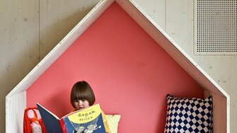 Tragen seit Kurzem das Österreichische Umweltzeichen: ADLER Lignovit Interior UV 100 und ADLER Innenlasur UV 100. (Fotohinweis: ADLER)Wohlfühlen für Klein & Groß: Die UV-Schutz-Lasuren von ADLER erhalten auf ökologische Art die natürliche Schönheit von Nadelhölzern. (Fotohinweis: VON M) 