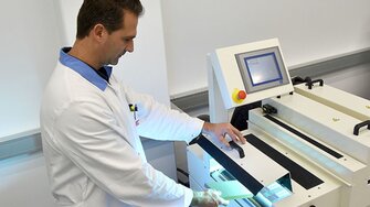 ADLER_Qualitätsprüfung Trockenkanal.jpg: … und im neuen UV-Trockenkanal.