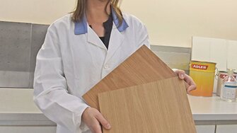 Während ein konventioneller PUR-Lack das Holz stark anfeuert (li.), bleibt seine natürliche Optik mit dem neuen Aduro Vitea erhalten (re.). (Fotohinweis: ADLER)