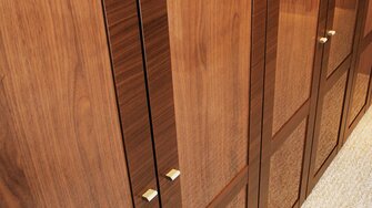 Aduro PUR-Glanzlack sorgt für elegante Hochglanz-Optik auf edlen Hölzern. (Fotohinweis: ADLER)