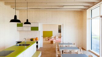 Räume zum Wohlfühlen: Wie unbehandelt wirkendes Holz vermittelt einen warmen und freundlichen Charakter – hier in der Montessorischule Neuötting. (Fotohinweis: Antje Hanebeck)