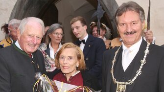 Im Rahmen einer Festsitzung des Gemeinderats Schwaz wurde Günther Berghofer von BM Hans Lintner die Ehrenbürgerschaft verliehen.