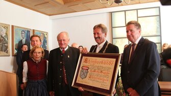 Günther Berghofer mit seiner Gattin Margarethe und Bürgermeister Hans Lintner (v.li.)