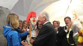 Auch der Spaß kam nicht zu kurz: Für den Seniorchef der ADLER-Werk Lackfabrik gab es ein farbenfrohes Geschenk.