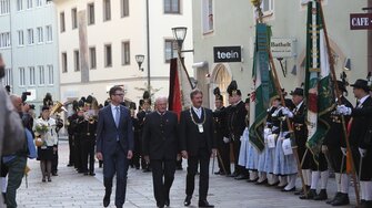 Bezirkshauptmann Dr. Michael Brandl, Günter Berghofer und Bürgermeister Hans Lintner beim Abschreiten der Ehrenformationen.