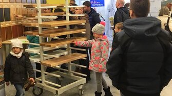 Schon die Kleinsten interessierten sich für die Oberflächenbeschichtungen von ADLER.