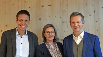 Andrea Berghofer und Bernd Pichler begrüßen Christian Benz (li.) an Bord der ADLER-Lack AG.