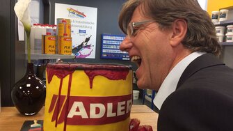 Verkausleiter Herr Ringler gratuliert mit einer besonderen Überraschung