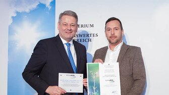Stellvertretend für die ADLER-Werk Lackfabrik nahm Hannes Obermair, Leiter des Referats Umweltschutz und Sicherheit, die Auszeichnung von Minister Andrä Rupprechter entgegen. (Fotohinweis: BMLFUW / Jana Madzigon)