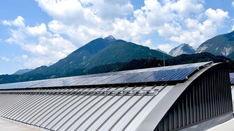Eine leistungsstarke Photovoltaikanlage leistet einen wichtigen Beitrag zur Energieeffizienz bei ADLER. (Fotohinweis: ADLER)