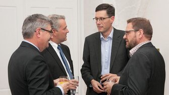 Wirtschaftskammer-Vizepräsident Mag. Manfred Pletzer und Spartenobmann Hermann Lindner im Gespräch mit Dr. Albert Rössler, Entwicklungsleiter bei ADLER, und Mag. Dietmar Rosanelli, ADLER-Personalchef.