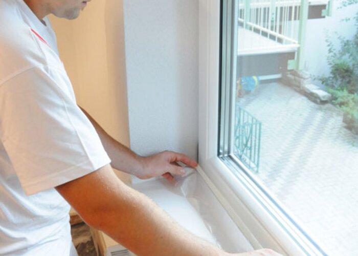 Vorbereitung: Kleben Sie alles ab, was Sie vor Farbspritzern schützen wollen. (Lichtschalter, Steckdosen, Heizkörper und Fenster).