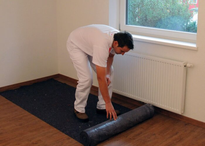 Vorbereitung: Den Boden schützen Sie mit Malervlies und Abdeckfolie.