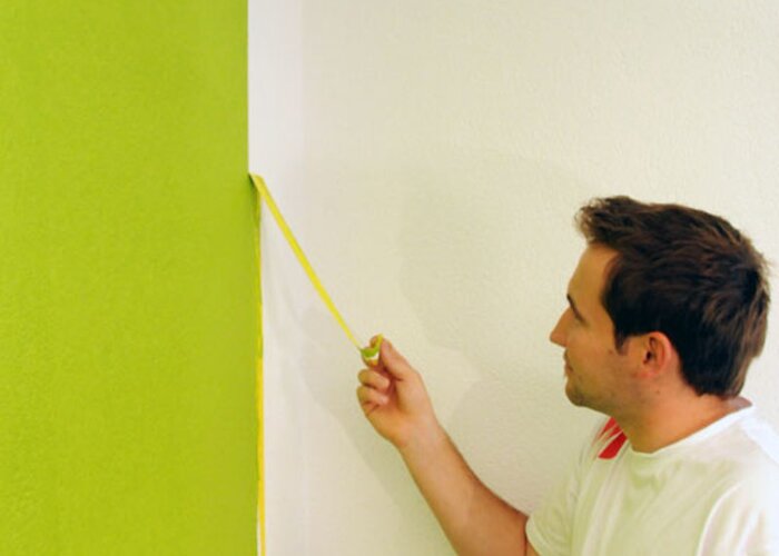 Entfernen Sie das Klebeband, wenn die Farbe noch nass ist, dann blättert die Farbe nicht ab.