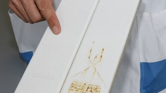 Der Vergleich macht Sie sicher: Bei einer Standard-Beschichtung (re.) führen Beschädigungen der Oberfläche zu unschönen Verfärbungen – Aquawood InterCare SH (li.) sorgt für nachhaltigen Schutz.