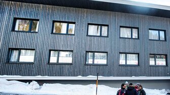 Biathlon-Zentrum Hochfilzen, beschichtet mit Lignovit Platin von ADLER