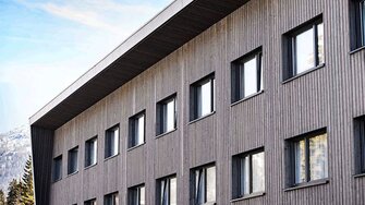 Biathlon-Zentrum Hochfilzen, beschichtet mit Lignovit Platin von ADLER