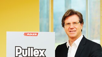 ADLER-Verkaufsleiter Alexander Ringler zeigt die metallisch schimmernden Farbtonmuster von Pullex Platin.