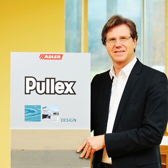 ADLER-Verkaufsleiter Alexander Ringler zeigt die metallisch schimmernden Farbtonmuster von Pullex Platin.