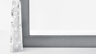 Durch innovative Effektpigmente sorgt Aquawood DSL Carat für edlen Glanz auf Holzfenstern. (Fotohinweis: ADLER / Johannes Plattner)