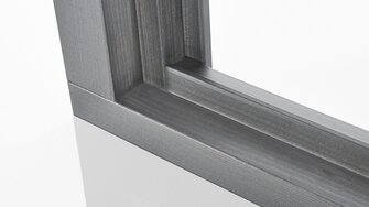 Durch innovative Effektpigmente sorgt Aquawood DSL Carat für edlen Glanz auf Holzfenstern. (Fotohinweis: ADLER / Johannes Plattner)