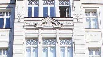 Aquawood InterCare SH® sorgt für nachhaltigen Schutz von Holzfenstern. (Fotohinweis: ADLER)