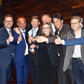 Mit Geschäftsführerin Andrea Berghofer (Mitte) freute sich das ADLER-Verkaufsteam für den Fenster-Bereich (von li.): Daniel Pesserer, Norbert Lentsch, Richard Mölk, Marco Schlemmer, Markus Gräßling, Fenster-Entwicklungsleiter Rainer Troppmair und ADLER-Verkaufsleiter Bernd Pichler.