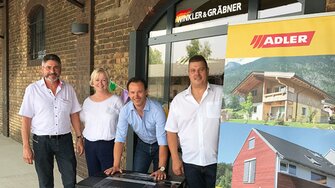 Malermeister Holm Cibelius (2.v.re.) freute sich riesig über den Weber-Grill, den ihm ADLER Außendienstmitarbeiter Michael Rausch (li.) und Angelika Blümel und René Kolaschinski (re.) von Winkler & Gräber in Dresden übergaben.