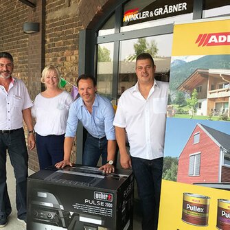 Malermeister Holm Cibelius (2.v.re.) freute sich riesig über den Weber-Grill, den ihm ADLER Außendienstmitarbeiter Michael Rausch (li.) und Angelika Blümel und René Kolaschinski (re.) von Winkler & Gräber in Dresden übergaben.