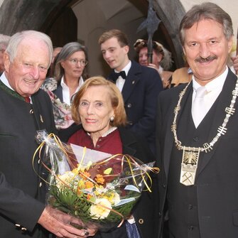 Im Rahmen einer Festsitzung des Gemeinderats Schwaz wurde Günther Berghofer von BM Hans Lintner die Ehrenbürgerschaft verliehen.