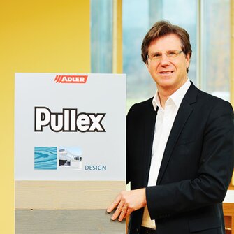 ADLER-Verkaufsleiter Alexander Ringler zeigt die metallisch schimmernden Farbtonmuster von Pullex Platin.