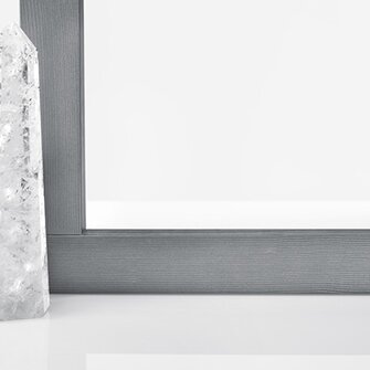 Durch innovative Effektpigmente sorgt Aquawood DSL Carat für edlen Glanz auf Holzfenstern. (Fotohinweis: ADLER / Johannes Plattner)