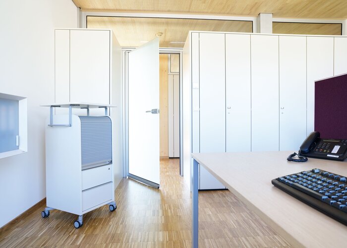 Die Büromöbel von Bene sind mit ADLER Wasser-Lacken beschichtet.