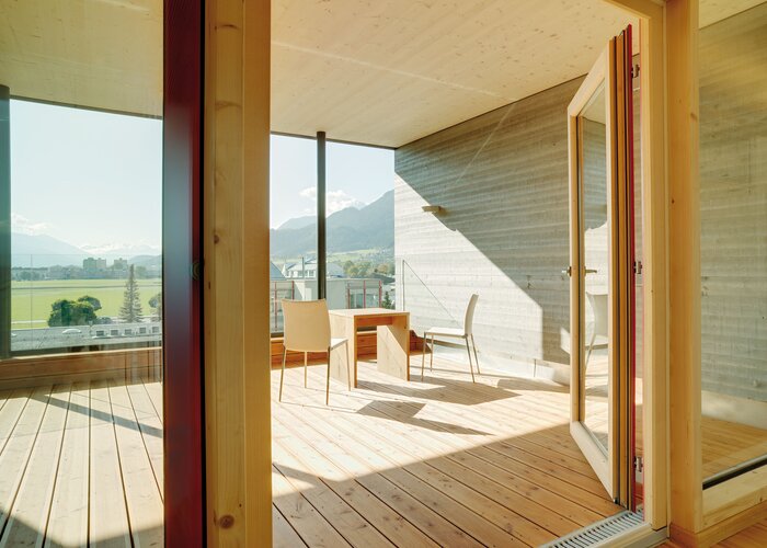 Das ADLER Pullex Bodenöl schützt den Boden aus Thermokiefer auf der überdachten Terrasse.