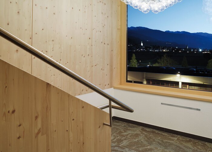 Ein großes Fenster und eine sichtbare, wie ein Stern leuchtende Lampe sorgen für die richtige Beleuchtung.