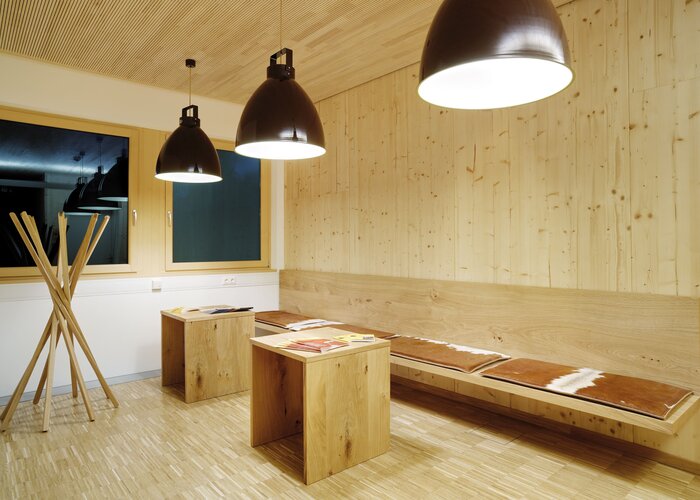 Die Holz-Elemente aus Eiche werden allesamt mit ADLER-Produkten geschützt.