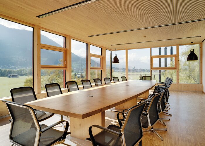 Der Hauptdarsteller im Sitzungssaal 'Panorma' - ein 6 Meter langer Tisch aus Asteiche geschützt mit ADLER Legnopur.