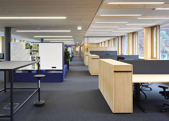 Holz, soweit das Auge reicht: Auch bei der Inneneinrichtung setzten die Planer voll auf den nachhaltigen Werkstoff. © RADON photography / Norman Radon