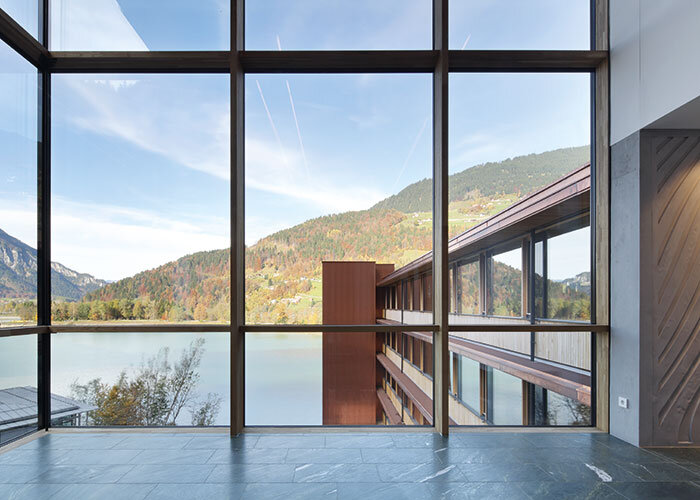 Helle Arbeitsplätze, alle mit grandiosem Ausblick, lassen ein einzigartiges Wohlfühlklima entstehen. © RADON photography / Norman Radon