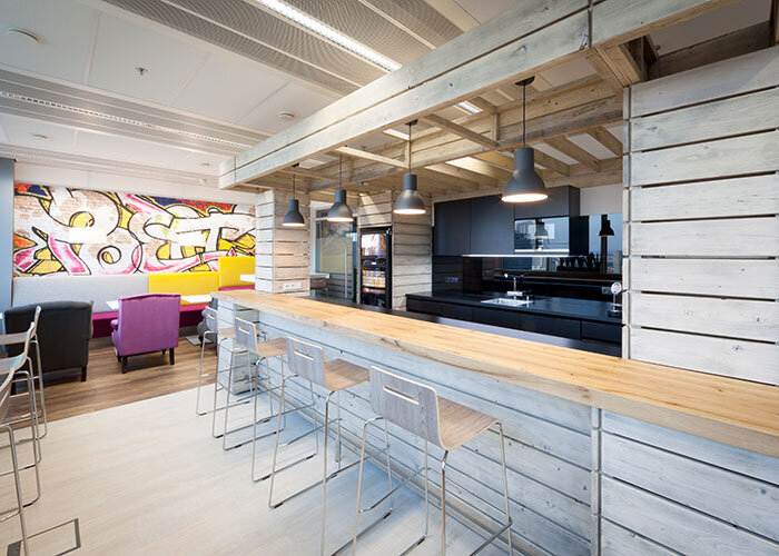 Atmosphäre zum Ausspannen dank gebeiztem Vollholz. Fotografie: Atelier Citronenrot