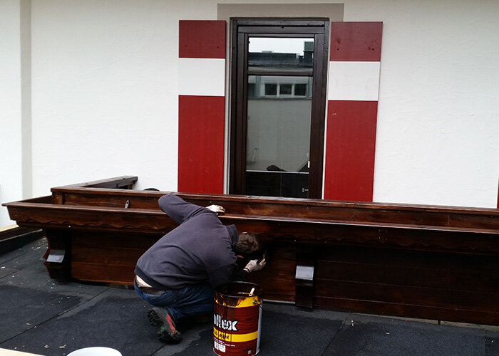 Anstrich der Balkone mit Pullex Plus Lasur gemischt mit Pullex Color von ADLER 